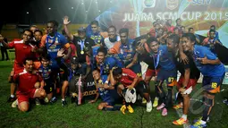 Pemain Arema Cronus berpose usai meraih kemenangan di final SCM Cup 2015 di Stadion Jakabaring,Selasa (27/1/2015). Arema Cronus unggul 1-0 atas Sriwijaya FC. (Liputan6.com/Johan Tallo)