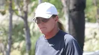 Ayah Kim Kardashian, Bruce Jenner Sudah Pakai Bra?