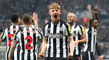 Pemain Newcastle United Anthony Gordon (tengah) merayakan golnya ke gawang Manchester United pada pertandingan sepak bola Liga Inggris di St. James' Park, Newcastle, Inggris, Sabtu (2/12/2023). (Owen Humphreys/PA via AP)