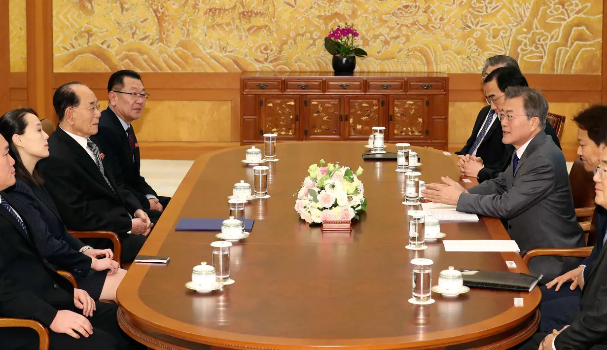 Suasana pertemuan adik perempuan Pemimpin Korea Utara Kim Jong-un, Kim Yo Jong dengan Presiden Korea Selatan Moon Jae-in di rumah presiden di Seoul, Korea Selatan, Sabtu, (10/2). (Kim Ju-sung/Yonhap via AP)