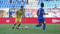Gelandang Persib Bandung, Thom Haye mencoba lepas dari kawalan pemain Arema FC, Arkhan Fikri dalam laga BRI Super League 2025/2026 di Stadion Kanjuruhan, Malang, Senin (21/9/2025). (Dok. I.League)