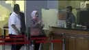 Dirut Pertamina, Nicke Widyawati (kedua kanan) usai menjalani pemeriksaan di gedung KPK, Jakarta, Senin (17/9). Nicke diperiksa sebagai saksi dalam kapasitasnya sebagai mantan Direktur Perencanaan PLN. (Liputan6.com/Helmi Fithriansyah)