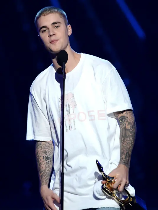 Dalam sebuah video yang diunggah Madame Tussauds, patung Justin terlihat sedang berada dikonsernya yang nyata dan didampingi 4 penari wanita sungguhan. Di video itu terkesan hujan yang mengguyur deras dan membuat Justin menjadi basah. (AFP/Bintang.com)