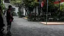 Anggota Paspampres berpakaian batik tampak berjaga di sekitar Gedung Graha Saba Buana, Solo, Selasa (9/6/2015). Gedung tersebut akan digunakan sebagai tempat resepsi  pernikahan Gibran dan Selvi pada 11 Juni 2015. (Liputan6.com/Faizal Fanani)