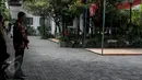 Anggota Paspampres berpakaian batik tampak berjaga di sekitar Gedung Graha Saba Buana, Solo, Selasa (9/6/2015). Gedung tersebut akan digunakan sebagai tempat resepsi  pernikahan Gibran dan Selvi pada 11 Juni 2015. (Liputan6.com/Faizal Fanani)
