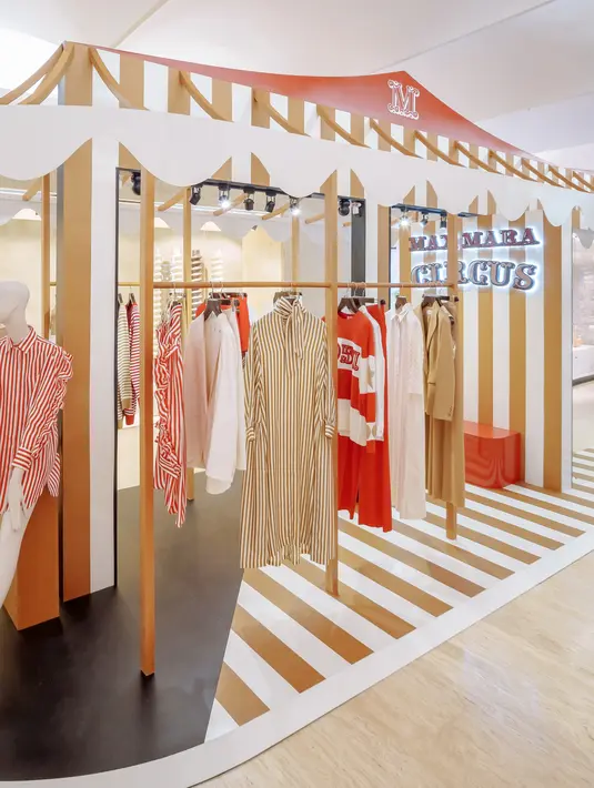 <p>Tak lupa, sematkan aksesori Max Mara top handle bag dan sepatu loafers dengan siluet minimalis. Sophisticated dan classy, cocok untuk dikenakan untuk ke kantor dan akhir pekan. / Foto dok: Fimela.com.</p>