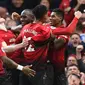 Para pemain Manchester United merayakan gol yang dicetak Romelu Lukaku ke gawang Southampton pada laga Premier League di Stadion Old Trafford, Manchester, Sabtu (2/3). MU menang 3-2 atas Southampton. (AFP/Oli Scarff)