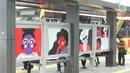 Suasana halte bus yang dihiasi karya seni rupa di Jalan Jenderal Sudirman, Jakarta, Selasa (27/8/2019). Karya seni yang dipajang di halte bus dan stasiun MRT tersebut dibuat dalam rangkaian acara Jakarta Art Week 2019. (Liputan6.com/Immanuel Antonius)