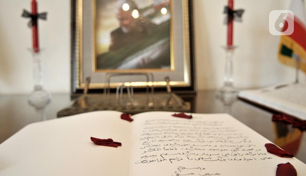 Memo belasungkawa dan foto Panglima Garda Revolusi Iran Jenderal Qasem Soleimani terlihat di Kedubes Iran, Jakarta, Selasa (7/1/2020). Kunjungan belasungkawa ini dibuka mulai tanggal 7-8 Januari 2020 dari pukul 09.00-16.00 WIB. (merdeka.com/Iqbal S. Nugroho)