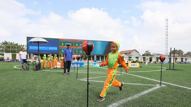 ara peserta Festival Seneng Soccer diajak bermain bola dengan melewati tiga macam rintangan berupa latihan lari, ketangkasan, melompat, melempar dan menggiring bola. (Liputan6.com/ist)