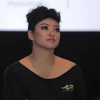 Tidak  mau setengah-setengah dalam melakoni sebuah peran. Itulah Puteri Indonesia 2007, Agni Pratistha dalam film berjudul Pinky Promise. Awalnya, Agni tidak diharuskan untuk mencukur habis rambutnya. (Andy Masela/Bintang.com)