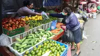 Pedagang melayani pembeli kebutuhan pokok di Pasar Tradisional Kebayoran, Jakarta Selatan, Senin, (5/9/2022). Harga sembako berpotensi naik lantaran biaya logistik semakin mahal menyusul kenaikan harga bahan bakar minyak (BBM) yang secara resmi diumumkan beberapa waktu lalu. (Liputan6.com/Johan Tallo)