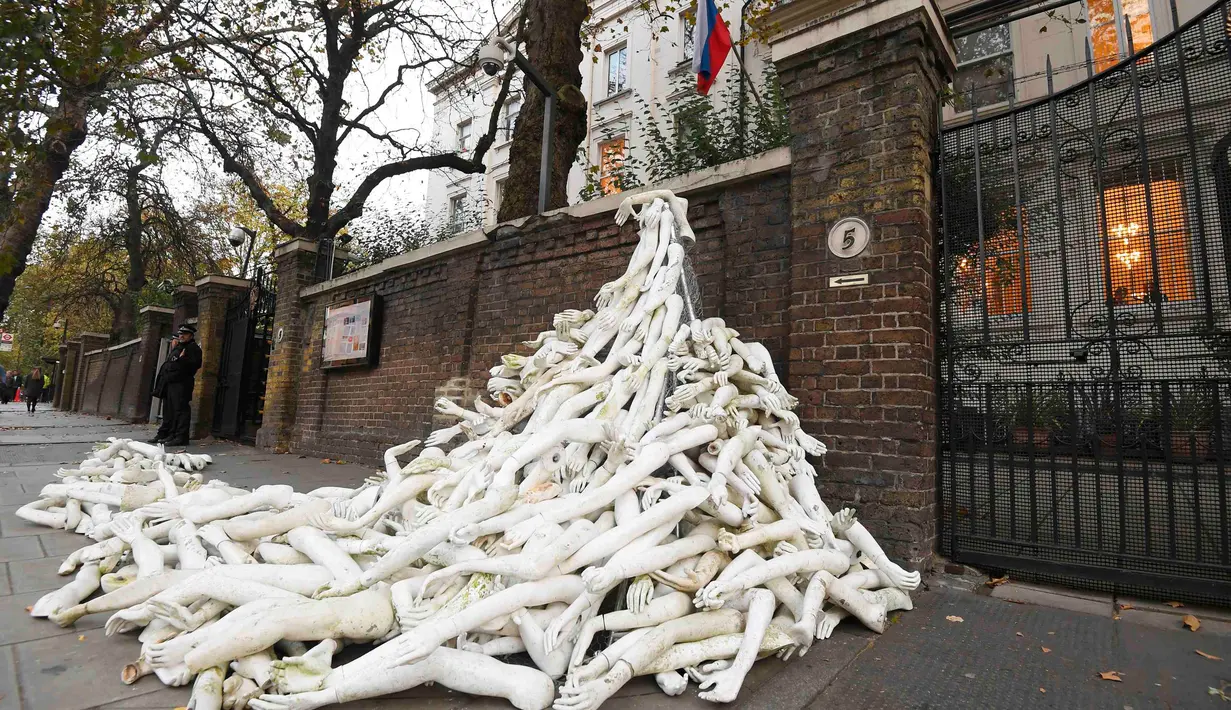 Tumpukan lengan manekin di depan pintu masuk Kedutaan Besar (Kedubes) Rusia di London, Kamis (3/11). Pengunjuk rasa menumpuk sekitar 800 bagian lengan manekin sebagai bentuk protes terhadap Moskow. (REUTERS/Toby Melville)