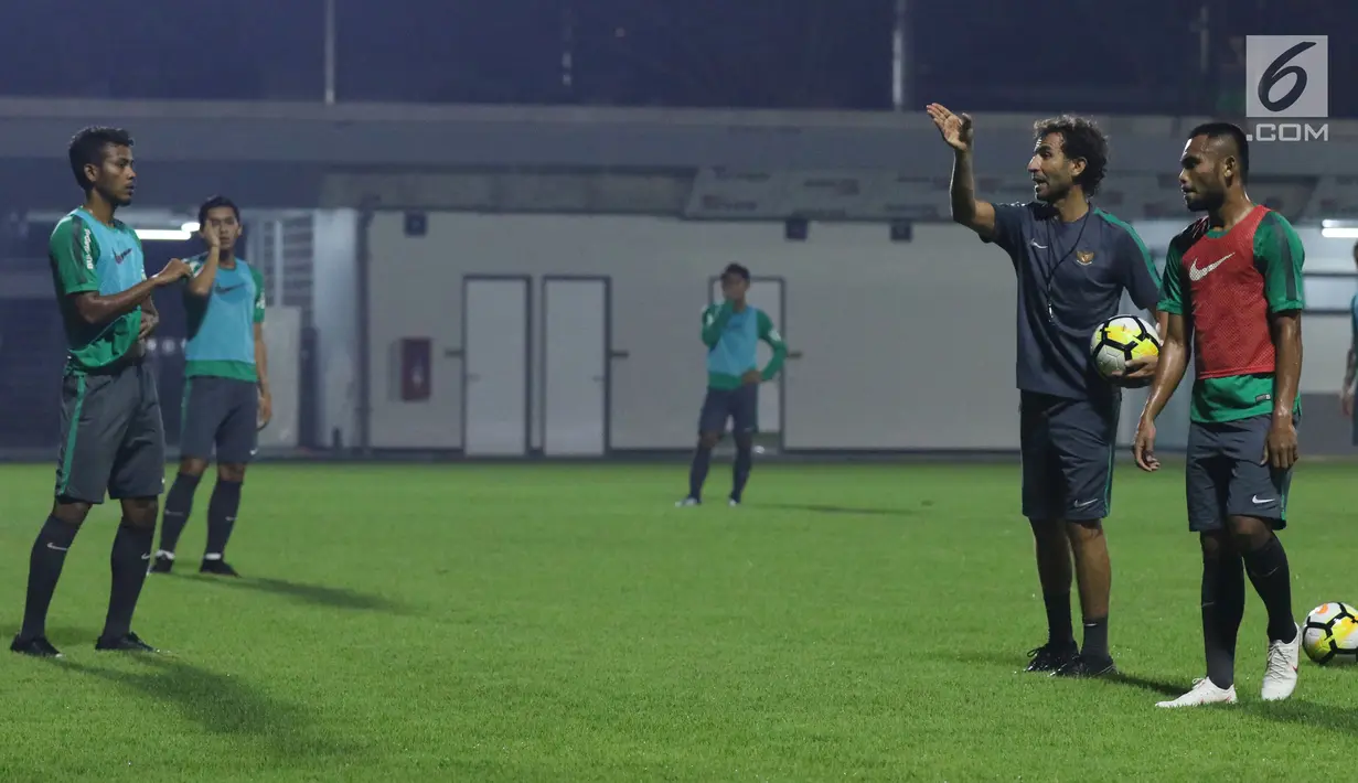 Pelatih Timnas Indonesia U-23, Luis Milla (kedua kanan) memberi arahan saat latihan di Lapangan B Kompleks GBK, Jakarta, Rabu (30/5). Timnas Indonesia U-23 akan melakoni uji coba melawan Thailand U-23, 31 Mei dan 3 Juni. (Liputan6.com/Helmi Fithriansyah)