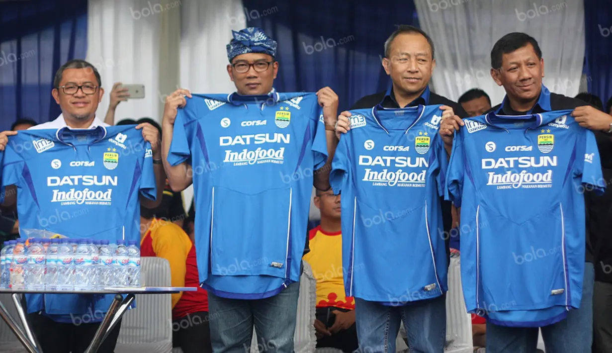 Gubernur Jawa Barat, Walikota Bandung, dan manajemen Persib memamerkan jersey baru Persib jelang bergulirnya Torabika Soccer Championship (TSC) 2016 Presented by IM3 Ooredoo di Stadion Siliwangi, Bandung, Sabtu (23/4/2016). (Bola.com/Permana Kusumadijaya)