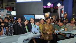 Jokowi didampingi sejumlah petinggi TNI dan Polri di antaranya, Panglima TNI Jenderal Moeldoko dan Kapolri Jenderal Polisi Sutarman, Jakarta, Jumat (7/11/2014). (Liputan6.com/Herman Zakharia)