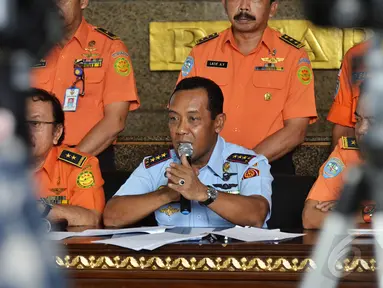 Kepala Basarnas Marsekal Madya TNI F Henry Bambang Soelistyo menggelar konferensi pers di kantornya, Jakarta, Rabu (31/12/2014). (Liputan6.com/Faisal R Syam)