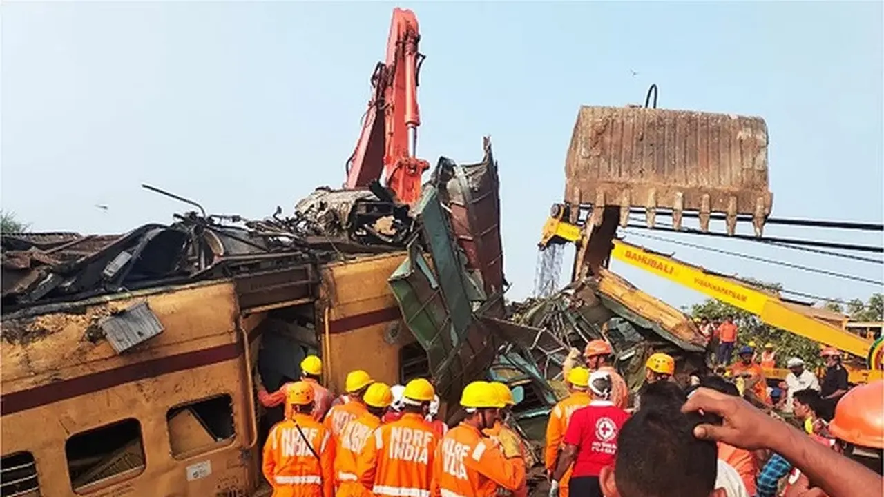 Tabrakan dua kereta penumpang di Negara Bagian Andhra Pradesh, India, pada Minggu (29/10/2023). (Dok. AFP)