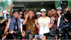 Slank mendatangi gedung KPK terkait rencana DPR merevisi UU KPK. Dalam kesempatan itu, Slank membuat heboh dengan membawakan beberapa lagu andalan yang menyindir para koruptor.
