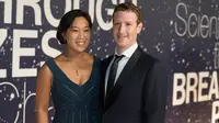 CEO Facebook  Mark Zuckerberg dan sang istri, Priscilla Chan  (Photo by [Peter Barreras]/Invision/AP)