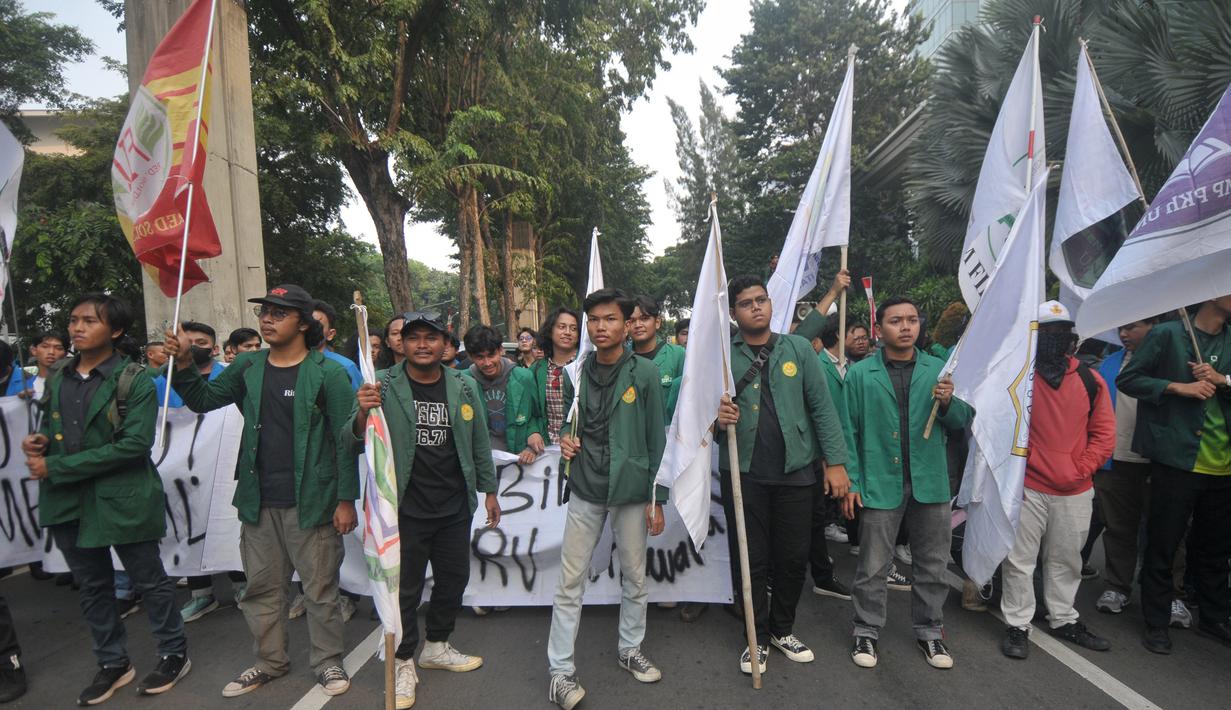 Dalam aksinya, para mahasiswa menggunakan atribut lengkap dengan jas almamater masing-masing kampus. (merdeka.com/Imam Buhori)