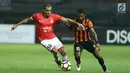 Penyerang Persija, Bruno Lopes (kiri) berebut bola dengan bek Perserui, Kelvin Wopi dilanjutan Liga 1 Indonesia di Stadion Patriot Candrabhaga, Bekasi, Selasa (13/6). Persija menang telak 3-0 atas perserui. (Liputan6.com/Helmi Fithriansyah)