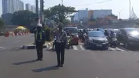 Momen Hening Pengendara di Lampu Merah Depok Berhenti Sejenak, Beri Hormat ke Bendera Merah Putih