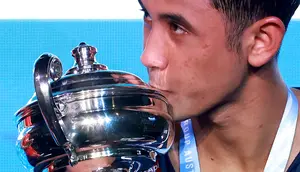 Tunggal putra Indonesia, Alwi Farhan, mencium trofi setelah mengalahkan Dong Tian Yao dari (Tiongkok) di final turnamen bulu tangkis Australia Open 2026, Sydney, pada Minggu 14 Juni 2026. (DAVID GREY/AFP)