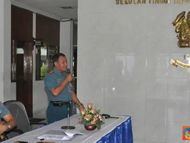 Citizen6, Surabaya: Setelah melakukan sidak ke beberapa satker di STTAL, Dankobangdikal, Laksda TNI Djoko Teguh Wahojo menerima paparan dari Komandan STTAL, Kolonel Laut (E) Drs. Siswo Hadi Sumantri. (Pengirim: Penkobangdikal).