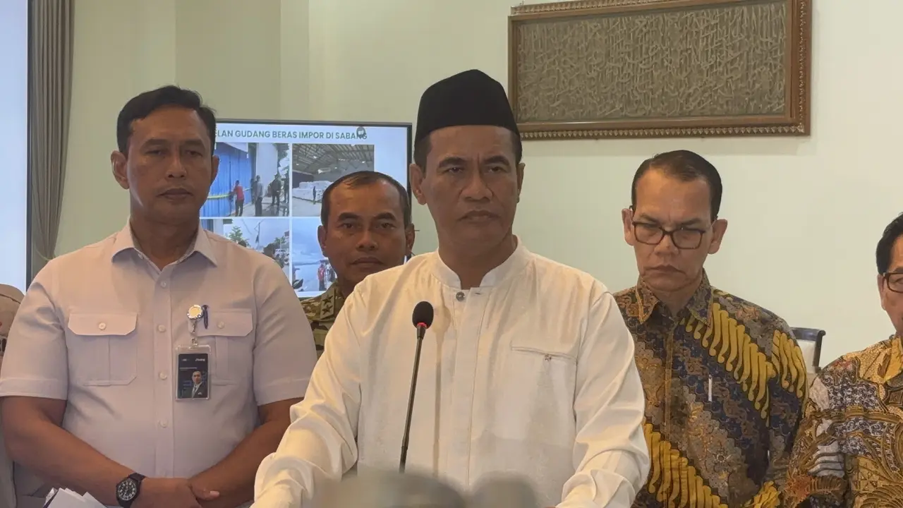 Menteri Pertanian Andi Amran Sulaiman saat hadir di Konferensi Pers terkait temuan 250 ton beras impor ilegal yang masuk ke Indonesia melalui Pelabuhan Sabang, Aceh. (Istimewa)