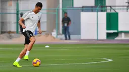 Striker Juventus, Cristiano Ronaldo, menggiring bola saat sesi latihan jelang laga Supercoppa Italia di Stadion King Abdullah Sports City, Selasa (15/1). Juventus akan berhadapan dengan AC Milan. (AFP/Giuseppe Cacace)