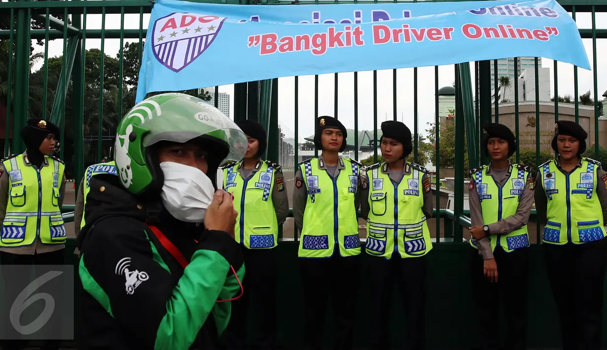 Sejumlah polisi wanita (polwan) berjaga saat demo yang digelar ratusan massa dari pengemudi online di depan Gedung MPR/DPR, Jakarta, Senin (27/2). (Liputan6.com/Johan Tallo)