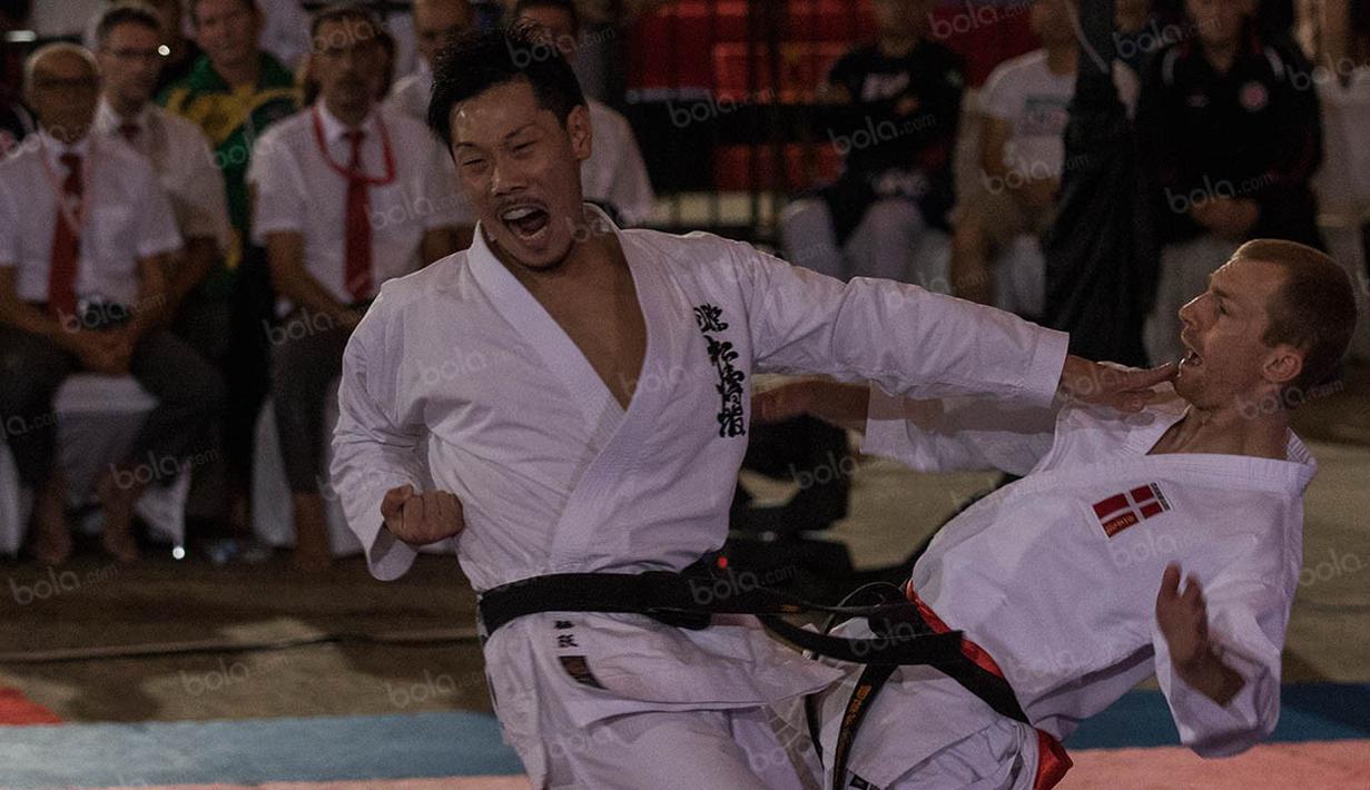 Karateka Jepang, Jun Wakisaka (kiri), berhasil menjadi Grand Master pada Kejuaraan Dunia Karate SKIF 2016 di JIExpo Kemayoran, Jakarta, Minggu (28/8/2016). Jepang berhasil menyapu bersih gelar Grand Master. (Bola.com/Vitalis Yogi Trisna)