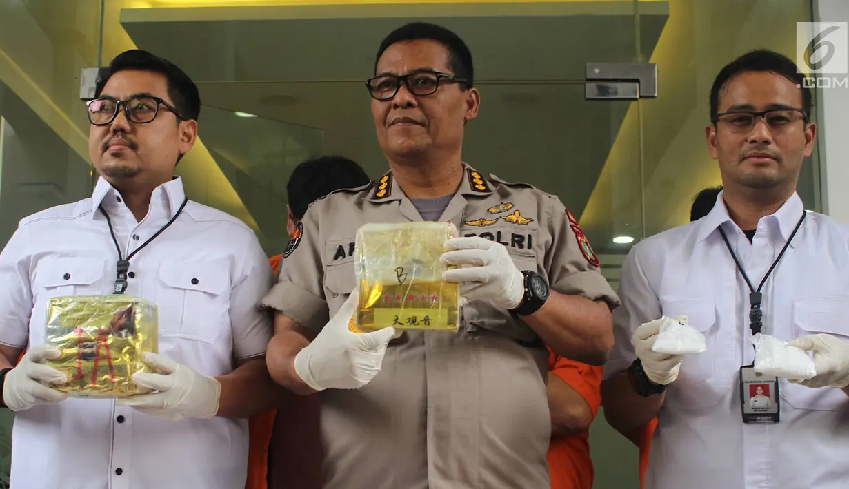 Kabid Humas Polda Metro Jaya, Kombes Pol Argo Yuwono (tengah)menunjukkan barang bukti beserta tersangka kasus narkotika jenis sabu di Polda Metro Jaya, Jakarta, Rabu (16/1). (Liputan6.com/Immanuel Antonius)