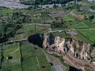 Foto udara menunjukkan lokasi longsor di Desa Pondok Balik, Kecamatan Ketol, Aceh Tengah, provinsi Aceh pada 1 Februari 2026. Fenomena longsor berupa lubang raksasa (sinkhole) di Desa Pondok Balik, Kecamatan Ketol, Aceh Tengah, terus meluas dan berada dalam kondisi kritis. (Fadly/AFP)