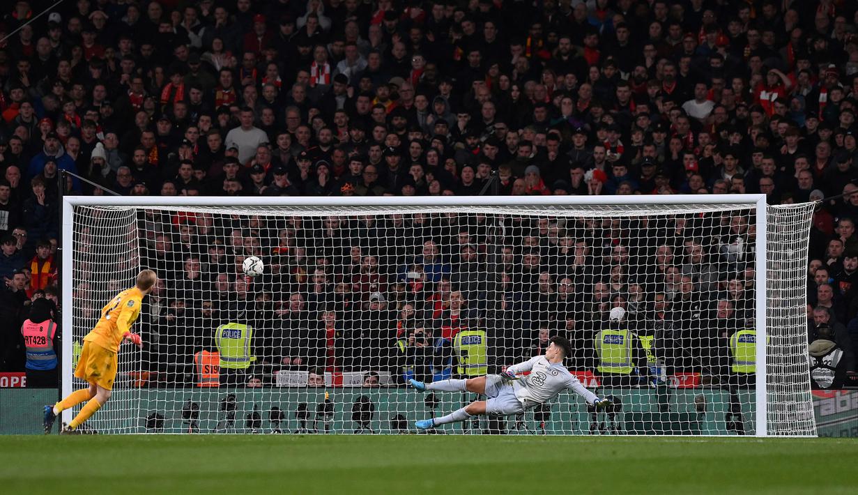 Adu penalti berjalan hingga dua putaran akibat seluruh pemain mampu menjaringkan bola. Kiper Caoimhin Kelleher sebagai penendang ke-11 Liverpool sukses melakukan tugasnya. (AFP/Glyn Kirk)