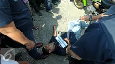 Jatanras Polda Metro Jaya gelar rekonstruksi pembunuhan dan pencurian juragan beras Mamat Syurohmat yang terjadi pada 21 Maret lalu di Ciracas, Jakarta, Kamis (17/6/2015). Tujuh orang pelaku memperagakan 20 adegan rekonstruksi. (Liputan6.com/Yoppy Renato)