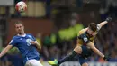 Striker Arsenal, Olivier Giroud, melakukan tembakan ke gawang Everton dalam laga Liga Inggris di Stadion Goodison Park, Sabtu (19/3/2016). (AFP/Oli Scarff)