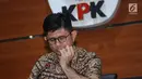 Wakil Ketua KPK Laode M Syarif memberi keterangan terkait operasi tangkap tangan Bupati Jombang, Nyono S Wihandoko di Gedung KPK, Jakarta, Minggu (4/2). KPK menyita uang Rp 25,5 Juta dan 9.500 US Dollar. (Liputan6.com/Helmi Fithriansyah)