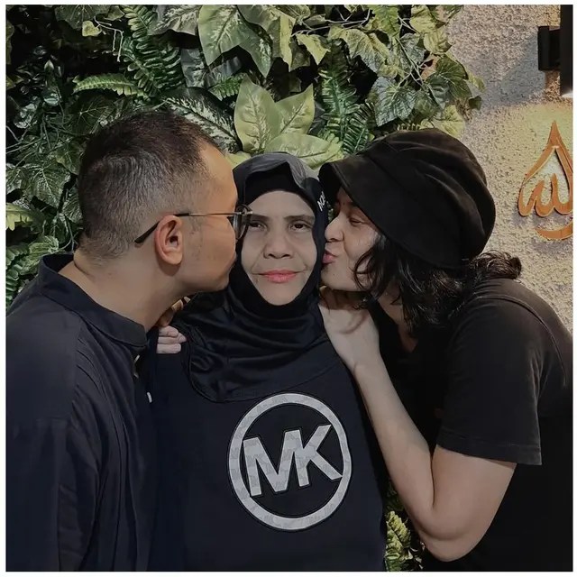 6 Potret Kenangan Mita The Virgin dan Ibunda Tercinta yang Telah Berpulang