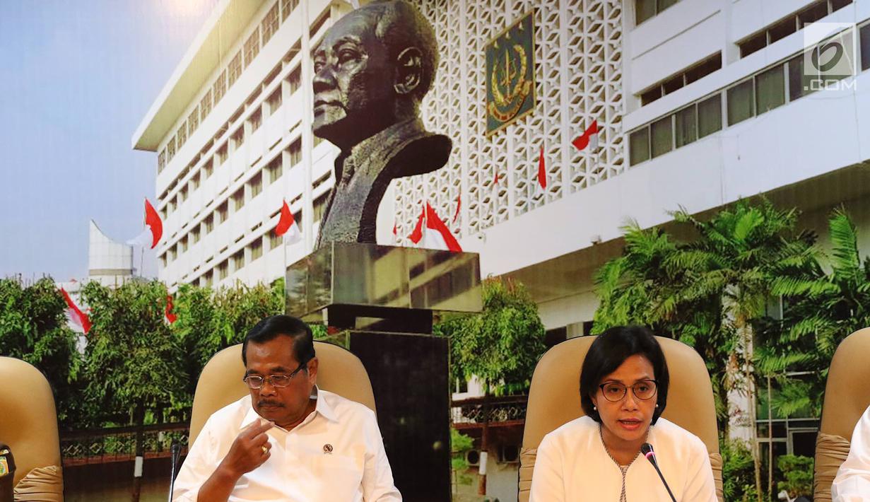 Jaksa Agung M. Prasetyo bersama Menteri Keuangan Sri Mulyani Indrawati menggelar konferensi pers di Jakarta, Senin (1/4).  Jaksa pengacara negara pada Jam Datun Kejaksaan Agung memenangkan gugatan arbitrase yang diajukan IMFA terhadap Pemerintah Indonesia. (Liputan6.com/Immanuel Antonius)