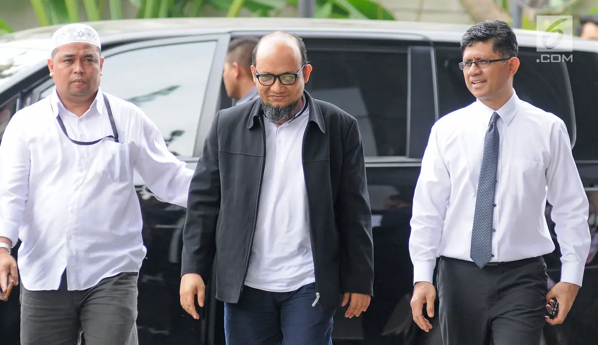Penyidik senior KPK Novel Baswedan didampingi oleh Wakil Ketua KPK, Laode M. Syarif berjalan menuju gedung KPK, Jakarta, Kamis (22/2). Kehadiran Novel ini langsung disambut riuh para pimpinan dan pegawai KPK. (Liputan6.com/Herman Zakharia)