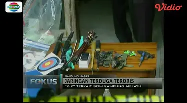 Polisi temukan buku ajaran tentang terorisme, kepingan cd, bahan bom panci, dan senjata tajam di rumah terduga teroris Kampung Melayu