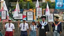 Sejumlah politikus Partai Solidaritas Indonesia (PSI) menggelar aksi simpatik dan edukatif di depan Kantor Kementerian Pendidikan, Kebudayaan, Riset, dan Teknologi (Kemendikbudristek), Jakarta, Selasa (2/5/2023). (Liputan6.com/Angga Yuniar)