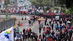 Para buruh yang mengenakan baju hitam-hitam dan ikat kepala merah itu tampak memadati jalan, Jakarta, (2/10/14). (Liputan6.com/Johan Tallo)  