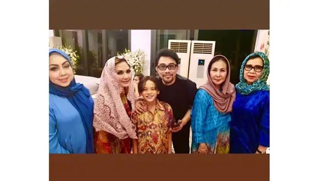 5 Potret Noah Sinclair Berusaha Tersenyum, Haru saat Pegang Foto Ashraf
