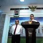   Menteri Sekretaris Negara Pratikno dan Jubir Kepresidenan Johan Budi SP mengumumkan pemberhentian Arcandra Tahar dari posisinya sebagai Menteri ESDM di Istana Negara, Jakarta Pusat, Senin (15/8/2016). (Liputan6.com/Faizal Fanani) 