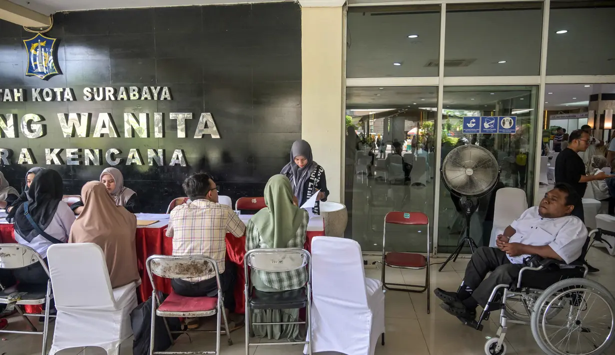 Acara ini diharapkan dapat memperluas kesempatan kerja sekaligus memperkuat komitmen Pemkot Surabaya terhadap pemberdayaan penyandang disabilitas. Tampak dalam foto, para penyandang disabilitas menunggu untuk menyerahkan formulir lamaran mereka dalam bursa kerja yang diselenggarakan pemerintah daerah di Surabaya, Jawa Timur, pada Selasa 25 November 2025. (JUNI KRISWANTO/AFP)