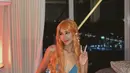 Anya Geraldine tampil sebagai Nami, ia mengenakan atasan bikini biru dipadukan celana denim. Lengkap dengan wig orange panjang dan hairclipnya. (@anyageraldine)