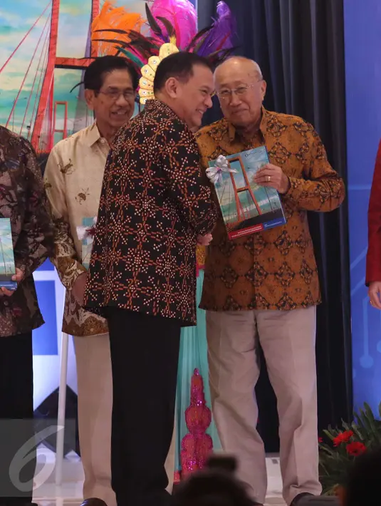 Gubernur BI Agus D.W. Martowardojo (kedua kiri) membagikan buku Laporan Perekonomian tahun 2016 kepada sejumlah undangan di Gedung BI, Jakarta, Kamis (27/4). (Liputan6.com/Angga Yuniar)